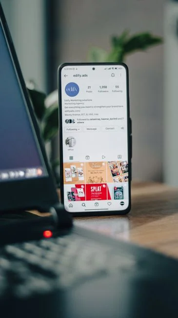 Prikaz zaslona pametnog telefona s popularnim aplikacijama društvenih mreža poput Instagrama i Twittera.